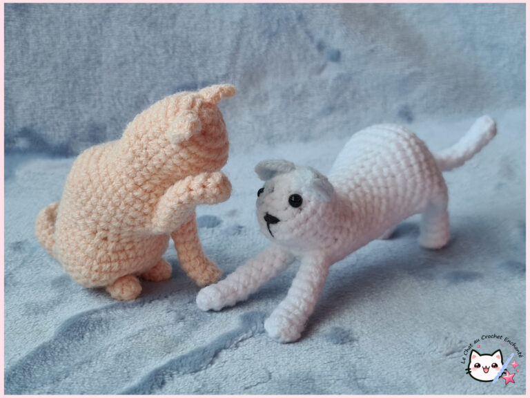 L’Élégance féline au crochet : les postures du chat